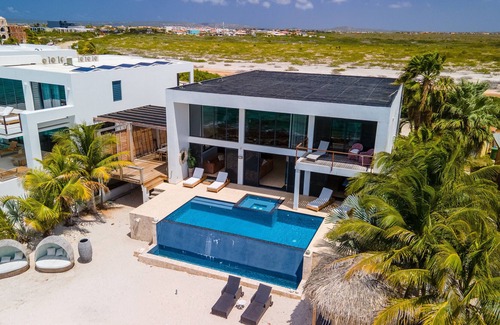 Belnem Villa | Amplia Villa frente al mar, playa privada, piscina infinita y jacuzzi al aire libre, Wi-Fi