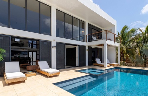 Belnem Villa | Amplia Villa frente al mar, playa privada, piscina infinita y jacuzzi al aire libre, Wi-Fi