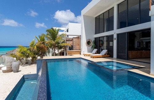 Belnem Villa | Amplia Villa frente al mar, playa privada, piscina infinita y jacuzzi al aire libre, Wi-Fi