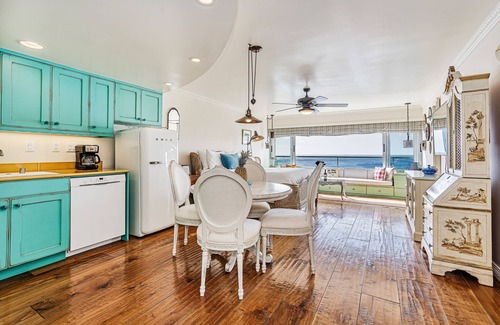 Downtown Honolulu Condominio | Oceanfront w/Sunset Views Condo at the Colony Surf Full Kitchen and Parking