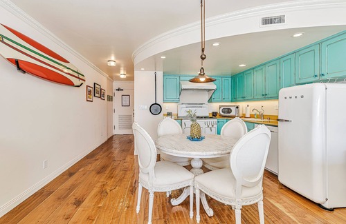Downtown Honolulu Condominio | Oceanfront w/Sunset Views Condo at the Colony Surf Full Kitchen and Parking