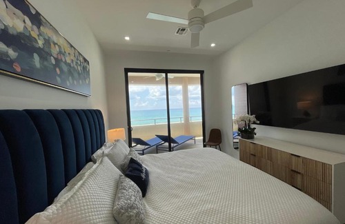 Northwest Point Apartamento | Oceanfront with 7 mile beach views, Ground-Floor, Pool, Sleeps 6