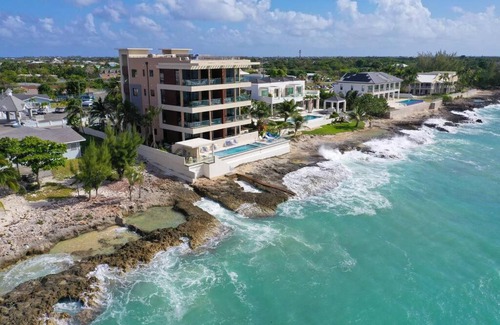 Northwest Point Apartamento | Oceanfront with 7 mile beach views, Ground-Floor, Pool, Sleeps 6