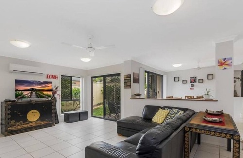 Yamba Apartamento | Oceania Beach Paradise, Pet friendly beach house in a quiet area only 300m to Pippi Beach