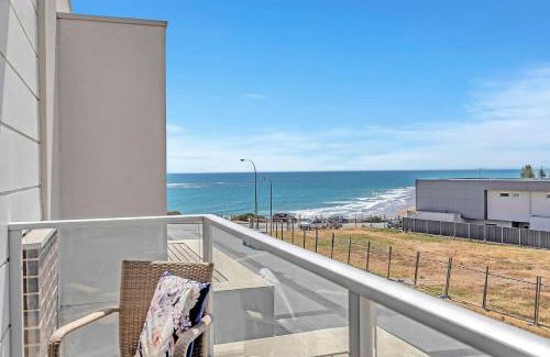 Christies Beach Casa | Oceanside at Christies Beach - Contemporary Comfort