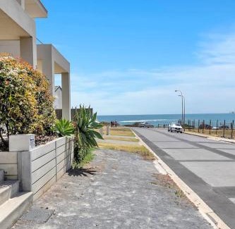 Christies Beach Casa | Oceanside at Christies Beach - Contemporary Comfort