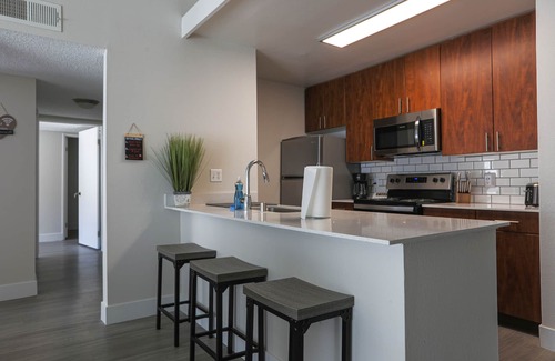 Ivey Ranch - Rancho Del Oro Apartamento | Oceanside Beach style Two bedroom huge Pool & hot tubs King bed No cleaning fee