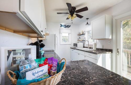 Kill Devil Hills Casa | Oceanside Cottage -3BDR 2BA-Walk to Beach!