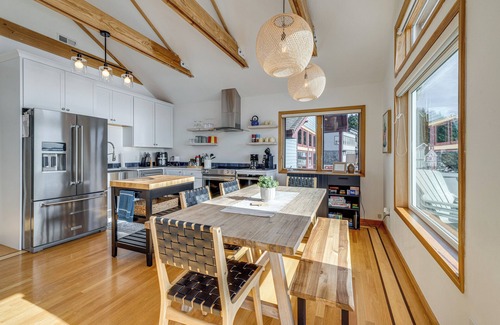 Oceanside Casa | Oceanside Escape w/ Stunning Views: Walk to Beach!