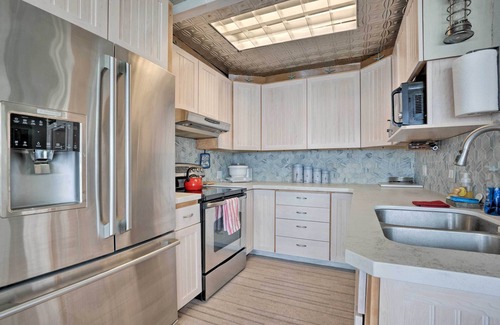 Coos Bay Casa | Oceanside Getaway w/ Beach Access & Home Gym!