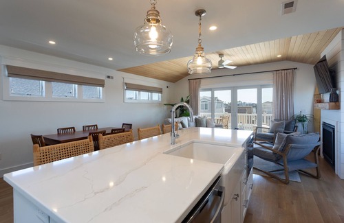 Ship Bottom Casa | Oceanside home - 2 min walk to the beach! Ocean & bay views!