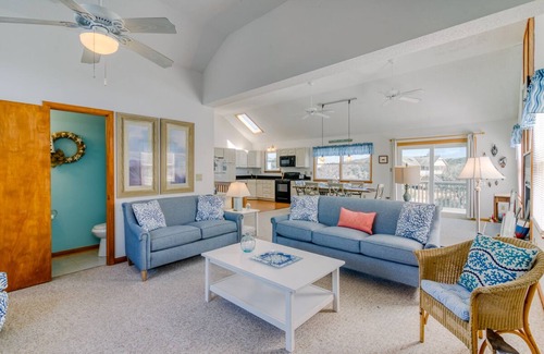 Tuckahoe Casa | Oceanside home in Duck w/ hot tub & community pool!