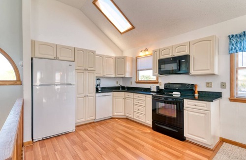 Tuckahoe Casa | Oceanside home in Duck w/ hot tub & community pool!