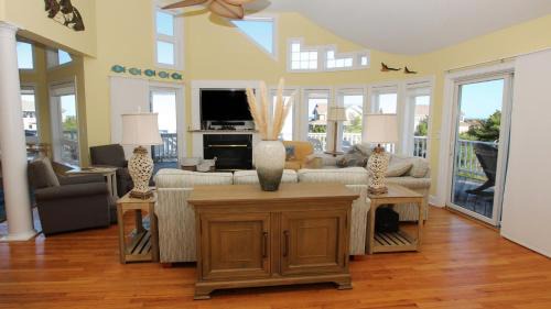 Whale Head Hill Casa | Oceanside, Ocean Views, Hot Tub, Close to Beach Access, 743, Golden Days