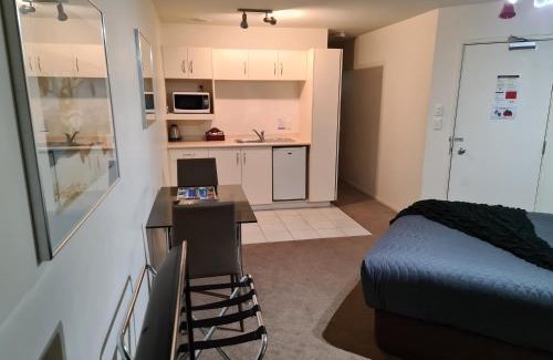 Mount Maunganui Apartamento | Oceanside Resort Internal Ground Floor Studio Unit Privately Owned in Mt Maunganui No External window or Air Conditioning
