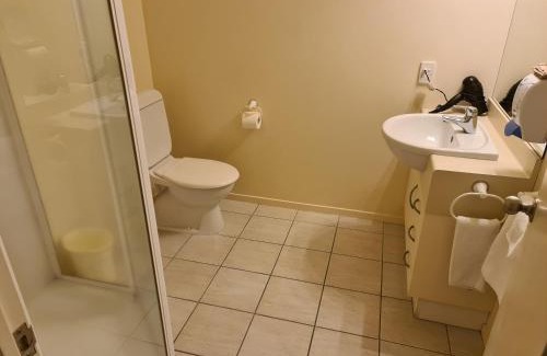 Mount Maunganui Apartamento | Oceanside Resort Internal Ground Floor Studio Unit Privately Owned in Mt Maunganui No External window or Air Conditioning