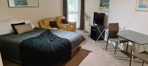 Mount Maunganui Apartamento | Oceanside Resort Internal Ground Floor Studio Unit Privately Owned in Mt Maunganui No External window or Air Conditioning