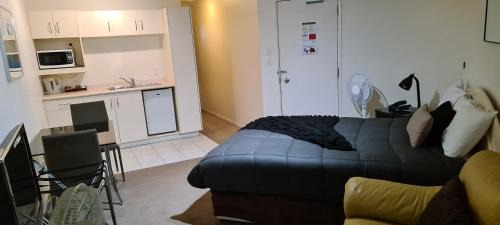 Mount Maunganui Apartamento | Oceanside Resort Internal Ground Floor Studio Unit Privately Owned in Mt Maunganui No External window or Air Conditioning