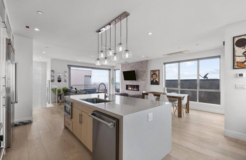 El Porto Casa | Oceanview 3BR Oasis, Steps To Manhattan Beach For 6 Guests