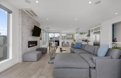 El Porto Casa | Oceanview 3BR Oasis, Steps To Manhattan Beach For 6 Guests
