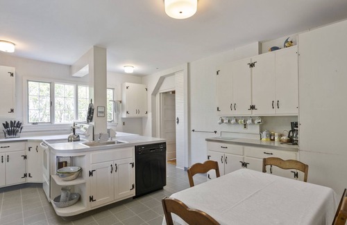 Madison Center Casa | Oceanview Cottage by East Wharf Beach Madison CT