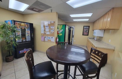 Lenox Park Apartamento | Oceanview & direct beach access. -NO CLEANING FEES- Pool is open!