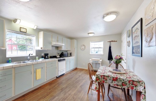 Mendocino Casa | Casa con vista al mar más cabaña de invitados con cubiertas delanteras y traseras y un patio cerrado