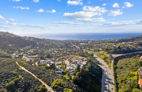 Hidden Valley Villa | Oceanview Luxe Retreat with Rooftop