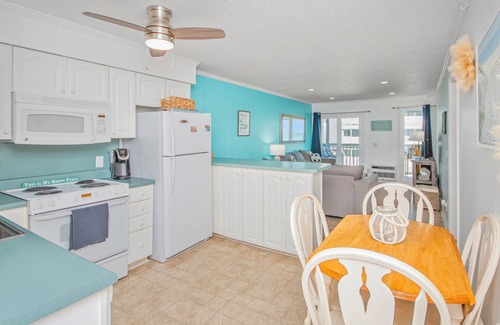 The Dunes Condominio | Oceanview Oasis: Steps from the Beach – Cozy 2BR/2BA Myrtle Beach Condo