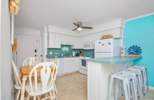 The Dunes Condominio | Oceanview Oasis: Steps from the Beach – Cozy 2BR/2BA Myrtle Beach Condo