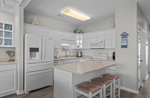 Emerald Isle Condominio | Oceanview, poolside, 2BR/2B condo sleeps 6