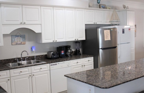 Ash Casa | OCEANVIEW retreat in Cherry Grove, N. Myrtle Beach. With 8 bedrooms and pool/hot tub