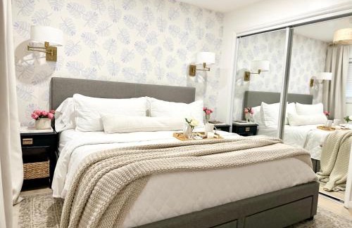 Folly Field Apartamento | Oceanview Romantic Escape-King Suite, Balcony, Pool & Bar!