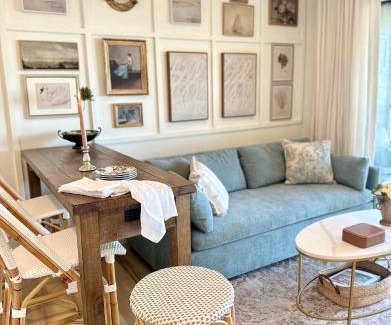 Folly Field Apartamento | Oceanview Romantic Escape-King Suite, Balcony, Pool & Bar!