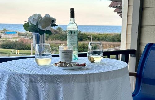 Folly Field Apartamento | Oceanview Romantic Escape-King Suite, Balcony, Pool & Bar!