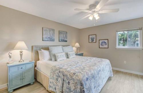 Fernandina Beach Casa | Oceanview Sand Dollar Villas Condo - Balcony - Pool