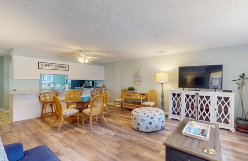 Salter Path Condominio | Oceanview, second-floor condo with 4 pools & 2 hot tubs - steps to the beach