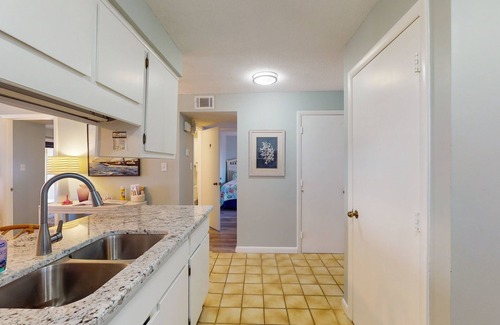 Salter Path Condominio | Oceanview, second-floor condo with 4 pools & 2 hot tubs - steps to the beach