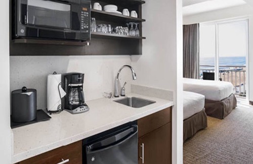 Virginia Beach Complejo | Oceanview Suite with double beds and balcony
