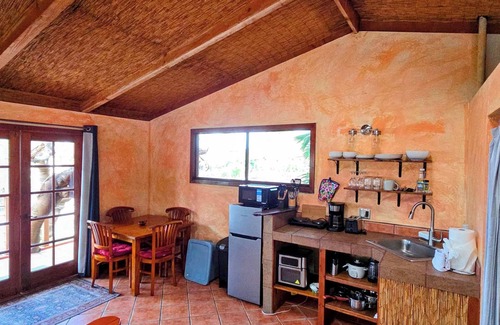 Kahaluu Bay Cabina | Oceanview Treehouse Hale at the Salty Jungle Kona - Perfect for two!