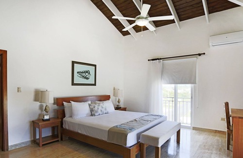 Playa Chiquita Apartamento | Oceanview two-bedroom apartment