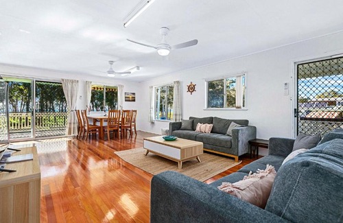 Traviston Casa | OceanViews on Burrum Up