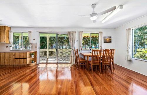 Traviston Casa | OceanViews on Burrum Up