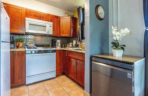 Kihei Apartamento | Estudio, remodelado, NUEVO AC, remodelado, electrodomésticos nuevos, PartialOceanView, 5 estrellas