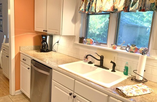 West Beach Cabaña | Oceanwoods 3bd / 2bth con porche de pantalla ampliada, WiFi, ¡actualizado!