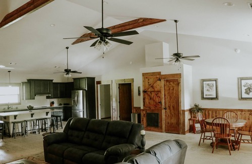 Juliette Cabina | Ocmulgee River Lodge ~ Sleeps 12 ~ 5 Private Suites ~River Access