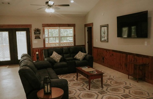Juliette Cabina | Ocmulgee River Lodge ~ Sleeps 12 ~ 5 Private Suites ~River Access