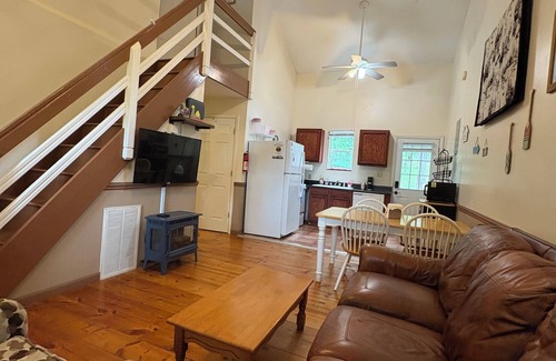 Benton Cabina | Ocoee Campin' - Cabins & Tent Camping near the Ocoee River/Mountain Foothills