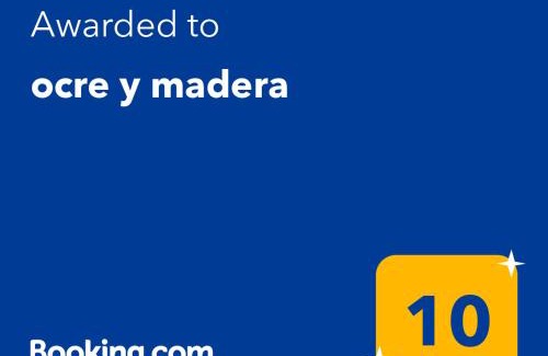Chacras de Coria Apartamento | ocre y madera