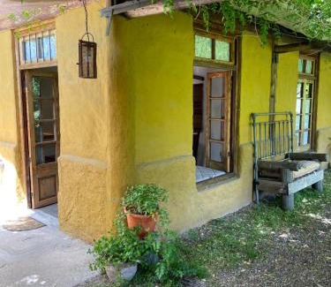 Chacras de Coria Apartamento | ocre y madera
